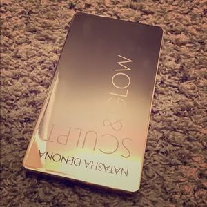 Natasha Denona sculpt and glow ( Light Medium)